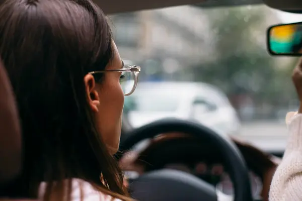 Close Mulher Dirigindo Carro Conversível Cidade — Fotografia de Stock