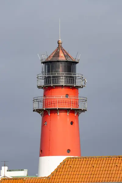 Tyskland Schleswig Holstein Busum Rødt Fyrtårn Mot Grå Himmel – stockfoto