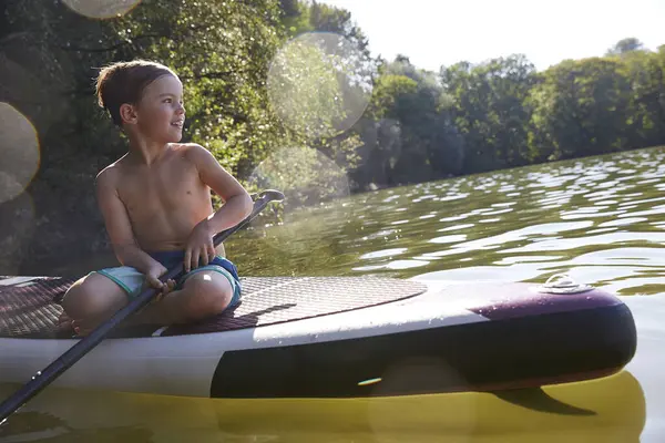 Garçon Souriant Assis Sur Planche Sup Sur Lac Crépuscule Soir — Photo