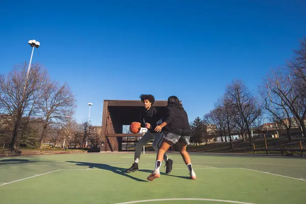 Jonge Man Vrouw Die Basketbal Spelen Het Veld — Stockfoto