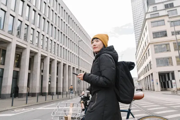 Şehirde Bisikleti Akıllı Telefonu Olan Bir Kadın Frankfurt Almanya — Stok fotoğraf