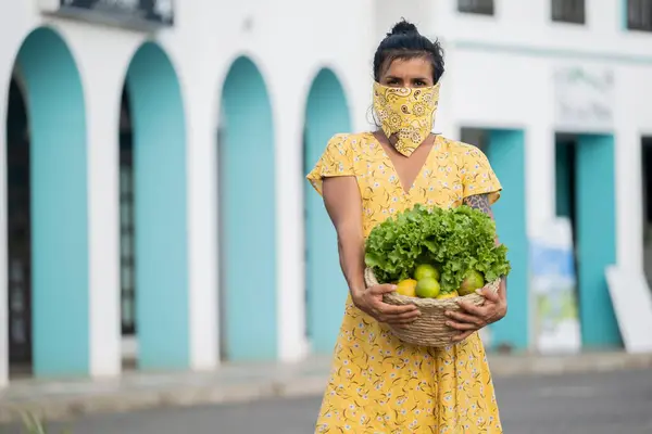 Donna Che Indossa Panno Bocca Contenente Cesto Con Insalata Frutta — Foto Stock