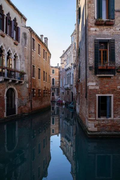 Italia Venecia Casas Antiguas Largo Del Canal Veneciano — Foto de Stock