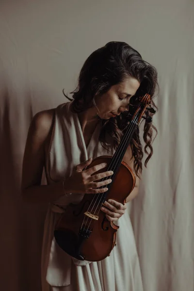 Donna Che Tiene Violino Occhi Chiusi — Foto Stock