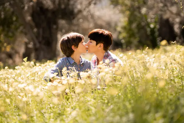 Mother Daughter Kissing Field Wildflowers — Stock Photo, Image