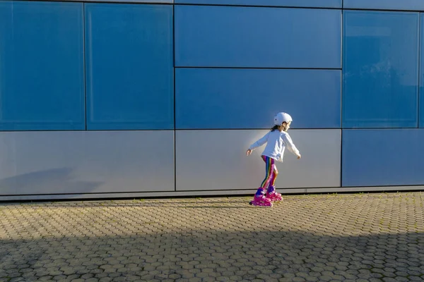 Klein Meisje Met Veiligheidshelm Inline Schaatsen Bij Zonlicht — Stockfoto