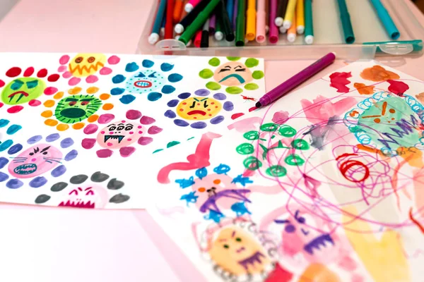 Детские Рисунки Уродливых Вирусов Акварелью Цветовыми Маркерами — стоковое фото