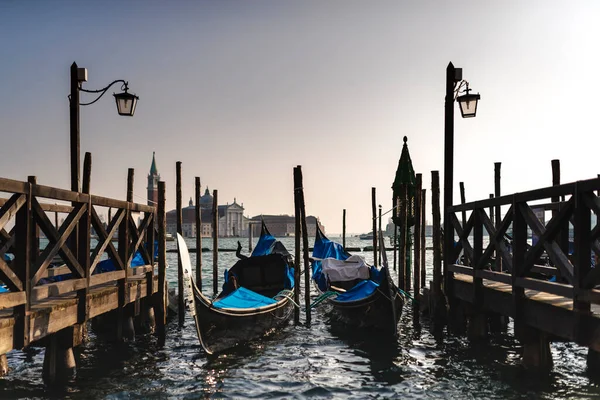 Italia Venezia Gondole Ormeggiate Tramonto — Foto Stock