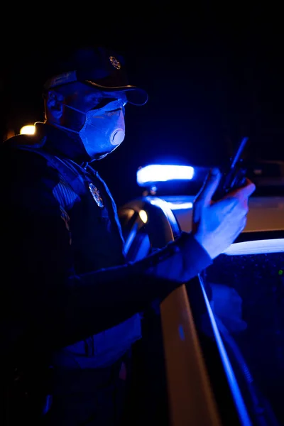 Policeman Emergency Mission Wearing Face Mask Holding Phone — Stock Photo, Image