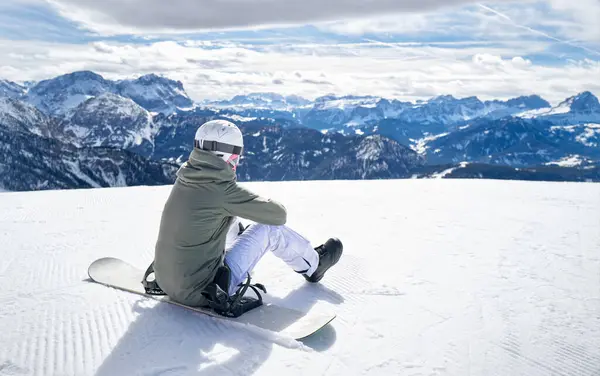 Femme Souriante Assise Avec Snowboard Belvédère Jouissant Une Vue Distance — Photo