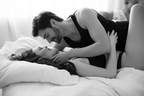 침대에 사랑을 나누는 향연을 피우는 — 스톡 사진