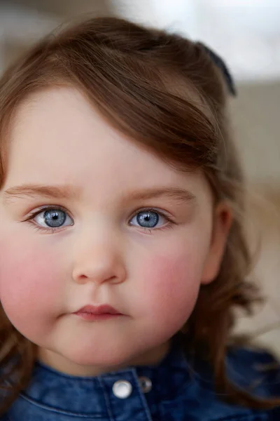 Retrato Menina Criança Com Olhos Azuis Bochechas Vermelhas — Fotografia de Stock