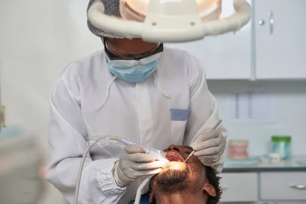 Dentista Feminino Limpando Dentes Homem — Fotografia de Stock