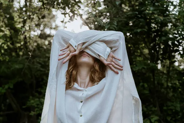 Giovane Donna Dai Capelli Rossi Indossa Camicia Larghi Nella Foresta — Foto Stock