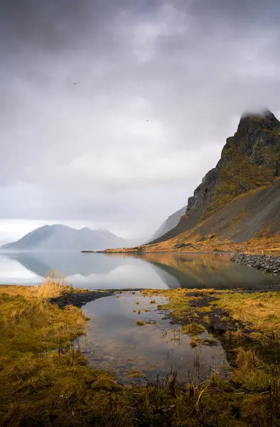 Islandia Nubes Sobre Tranquila Orilla Del Lago Con Montañas Fondo —  Fotos de Stock