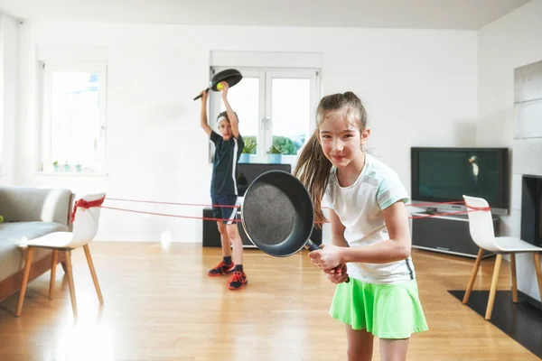 Sonriente Hermana Jugando Tenis Con Hermano Casa Cuarentena —  Fotos de Stock