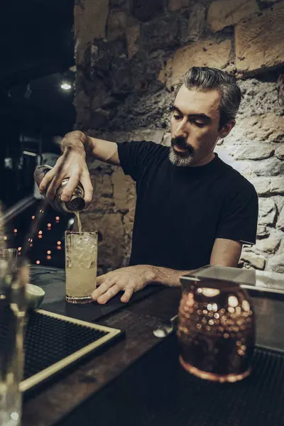 Bartender Pouring Cocktail Glass — Stock Photo, Image
