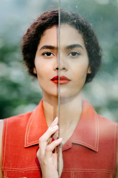 Portrét Mladé Ženy Rudými Rty — Stock fotografie