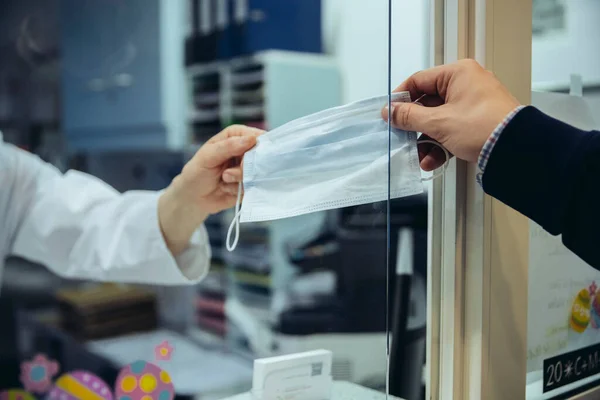 Close Van Medewerker Aan Receptie Van Ziekenhuisafdeling Overhandigt Masker Aan — Stockfoto