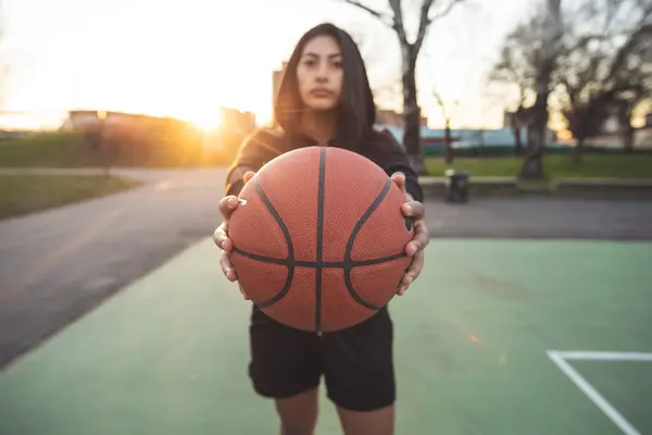 Mladá Sportovní Žena Pózuje Drží Basketbal Hřišti Při Západu Slunce — Stock fotografie