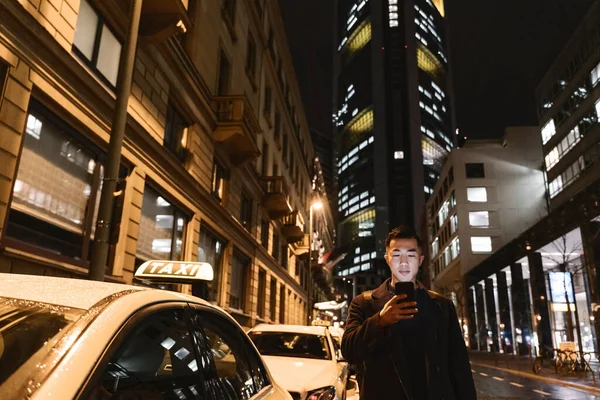 Homme Utilisant Smartphone Tout Marchant Dans Ville Nuit — Photo