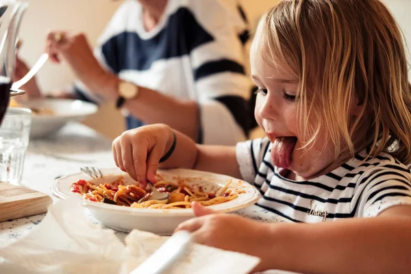 Πορτρέτο Του Μικρού Κοριτσιού Που Τρώει Μακαρόνια — Φωτογραφία Αρχείου