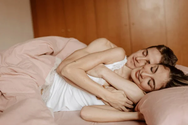 Sorrindo Jovem Casal Abraçando Cama — Fotografia de Stock