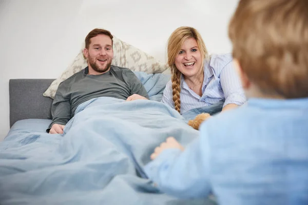 Family Pillow Fight Bed — Stock Photo, Image