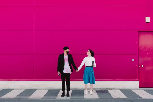 Couple Standing Crosswalk Face Face Holding Hands — Zdjęcie stockowe