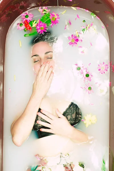 Donna Che Indossa Reggiseno Prendendo Bagno Latte Con Fiori — Foto Stock