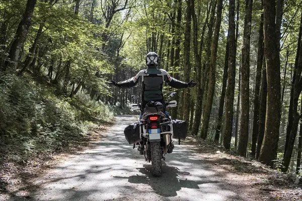 Мотоцикліст Подорожі Лісовій Дорозі Розтягнутими Руками — стокове фото