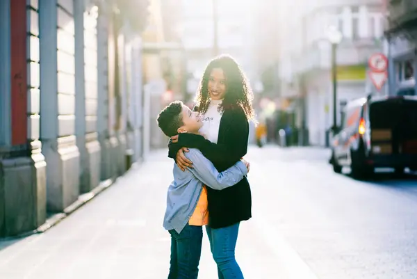 Mãe Filho Abraçando Uns Aos Outros Cidade — Fotografia de Stock