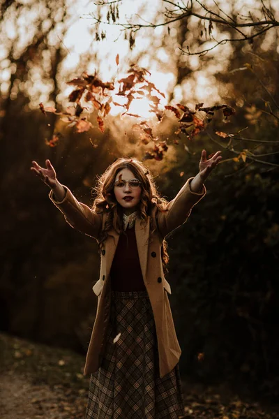 Porträt Einer Modischen Frau Die Herbstblätter Die Luft Wirft — Stockfoto