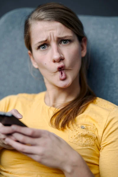 Portrait Grimacing Young Woman Holding Smartphone — Stock Photo, Image