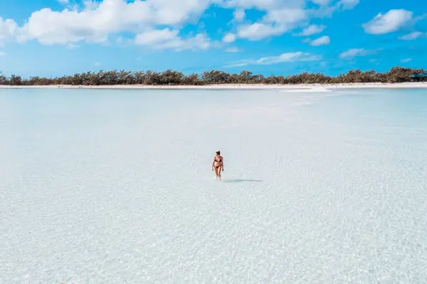Женщина Ходит Берегу Белого Песка Море Багамы Карибы — стоковое фото