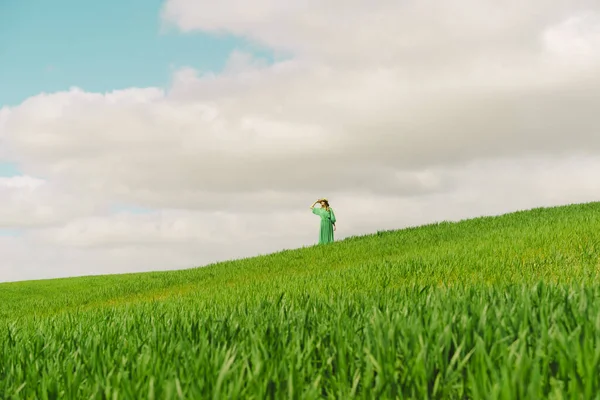 Woman Wearing Green Dress Standing Field Looking Distance — Stock Photo, Image
