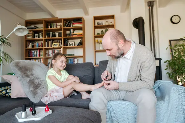 Pai Pintando Unhas Dos Pés Sua Filha Com Esmalte Vermelho — Fotografia de Stock