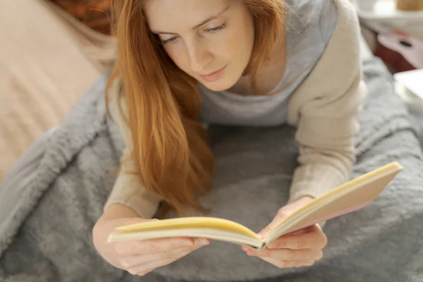 Jonge Vrouw Liggend Deken Lezen Notebook — Stockfoto