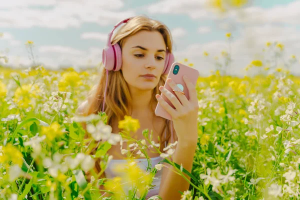 Young Woman Headphones Smartphone Flower Meadow Spring — Zdjęcie stockowe