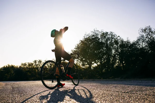 Cyklist Dricka Från Flaska Paus Landsväg Vid Solnedgången — Stockfoto