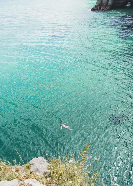 Donna Galleggiante Sull Acqua — Foto Stock