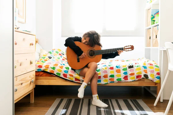 Ragazzo Seduto Sul Letto Casa Suonare Canzone Alla Chitarra — Foto Stock