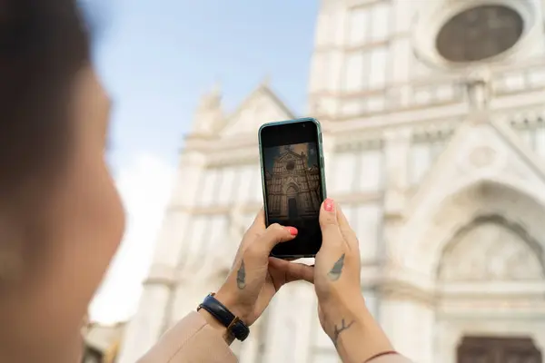 Mulher Tirando Fotos Smartphones Igreja Santa Croce Florença Itália — Fotografia de Stock