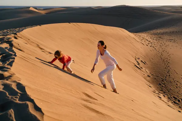 母と娘が砂丘を登る グラン カナリア スペイン — ストック写真