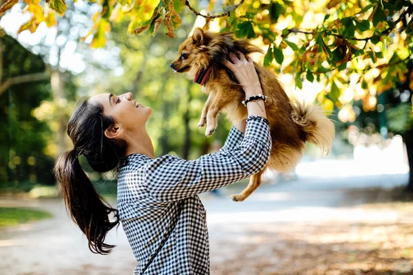 Joyeux Jeune Femme Tenant Chien Dans Parc — Photo