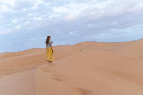 Giovane Donna Sulle Dune Sabbia Nel Deserto Del Sahara Merzouga — Foto Stock