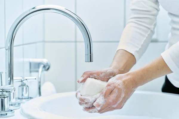 Vrouw Wassen Haar Hand Met Zeep — Stockfoto