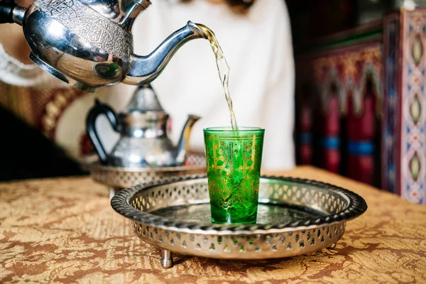 Налить Чай Зеленое Стекло — стоковое фото