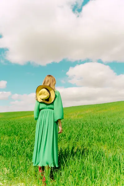 Back View Woman Wearing Green Dress Standing Field — Stock Photo, Image