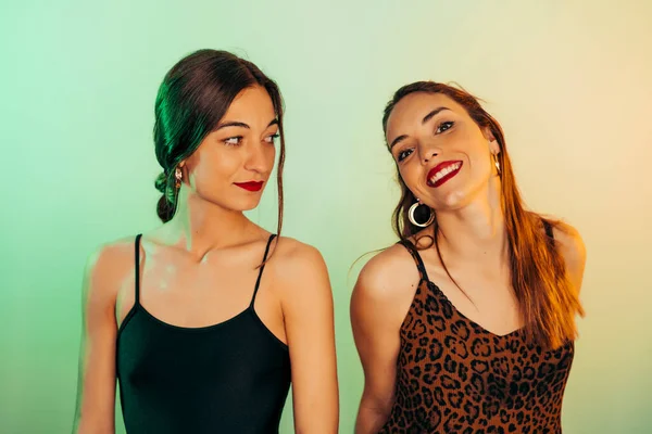 Retrato Dos Mujeres Jóvenes Sobre Fondo Verde — Foto de Stock